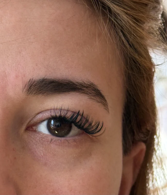 Réalisations de Nino, cils et sourcils à domicile